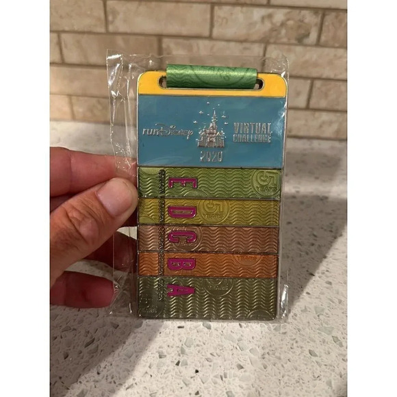 2020 RunDisney Virtual 5K Challenge Medal - Ticket Book WDW - Disney World Bo - Picture 1 of 2